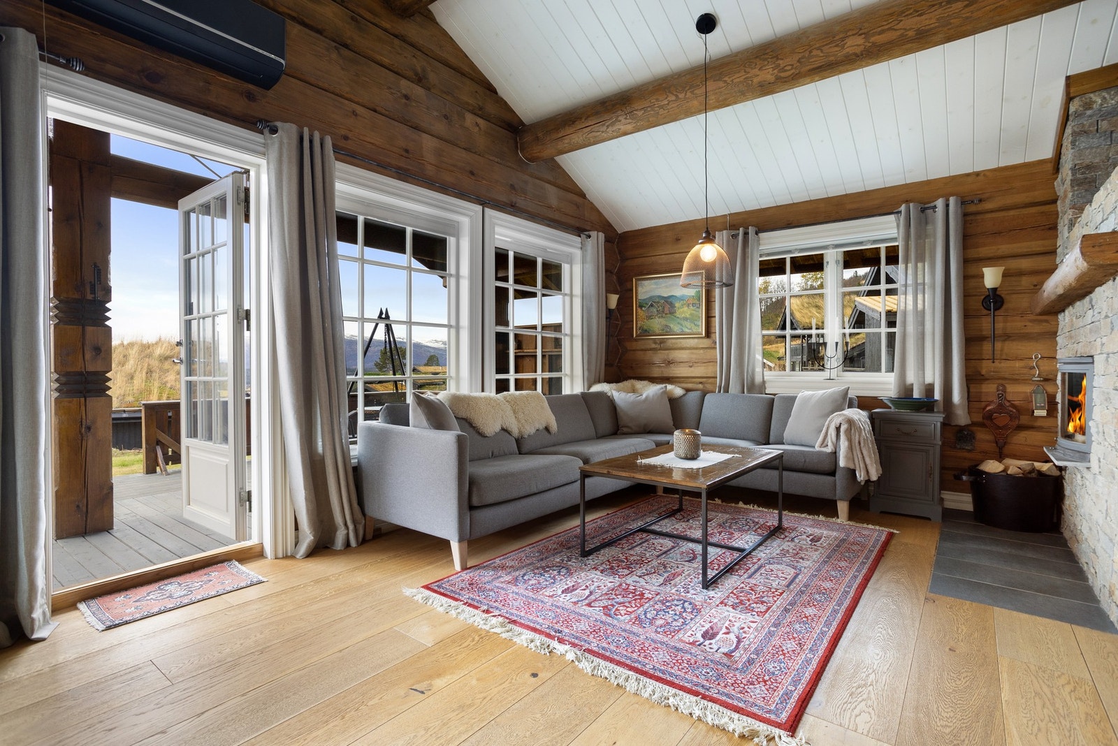 Røstet tak og vindusflater mot tre himmelretninger skaper en behagelig atmosfære Galleribilde