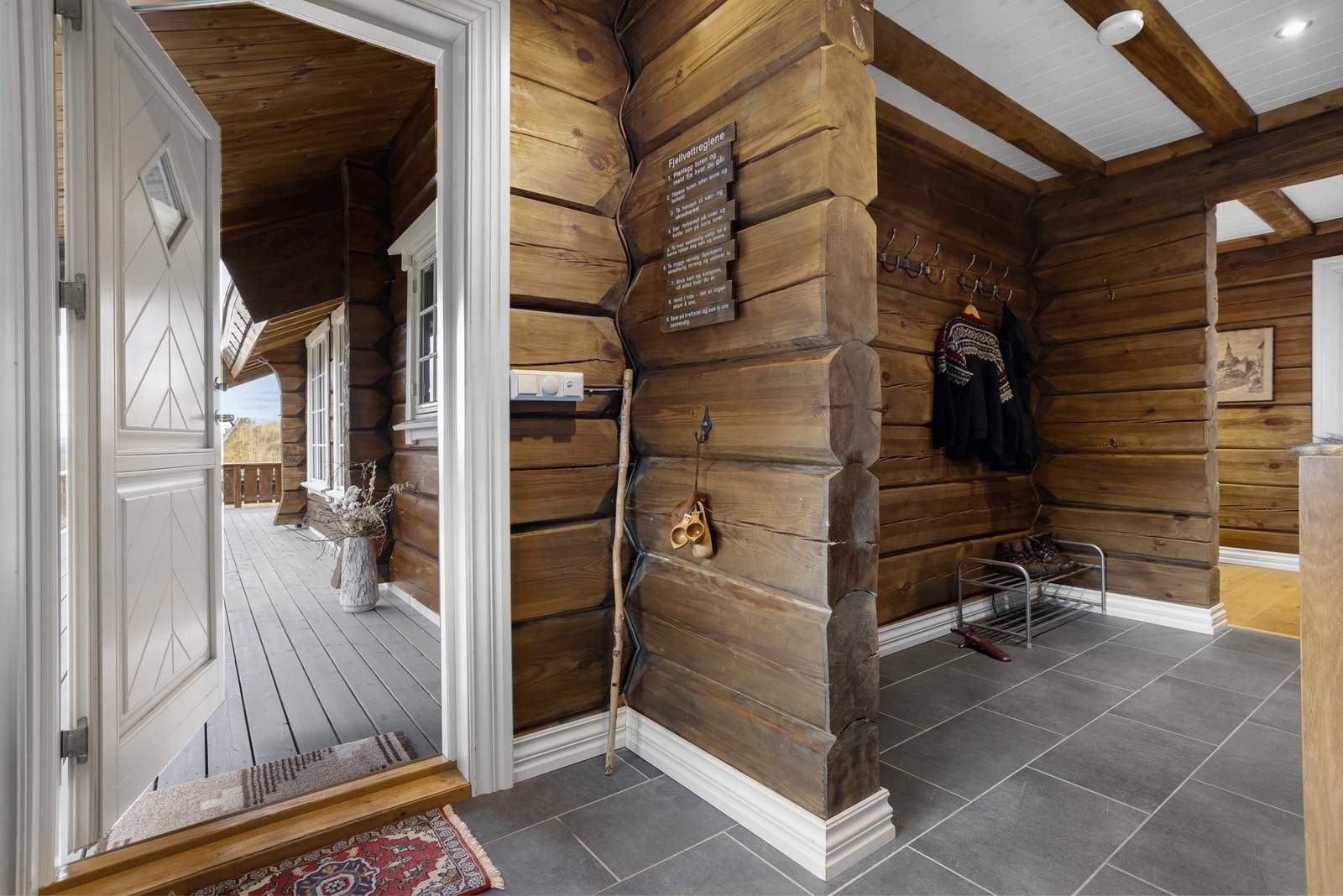 Velkommen inn - En romslig og innbydende entré med god plass til oppbevaring av yttertøy og sko Galleribilde