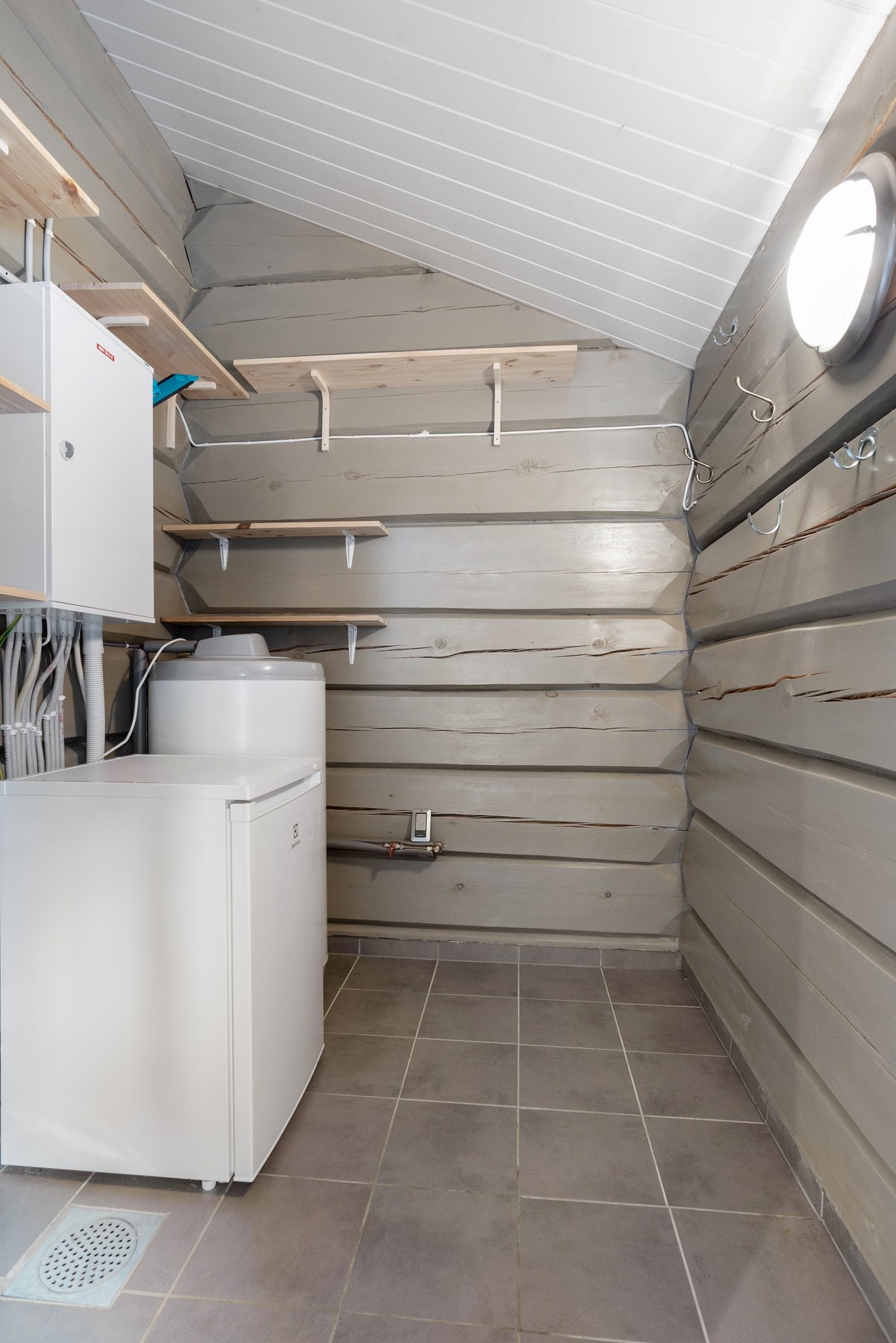 Praktisk teknisk rom/garderoberom innenfor entréen. Her har man godt med oppbevaringsplass for tøy og skistøvler Galleribilde