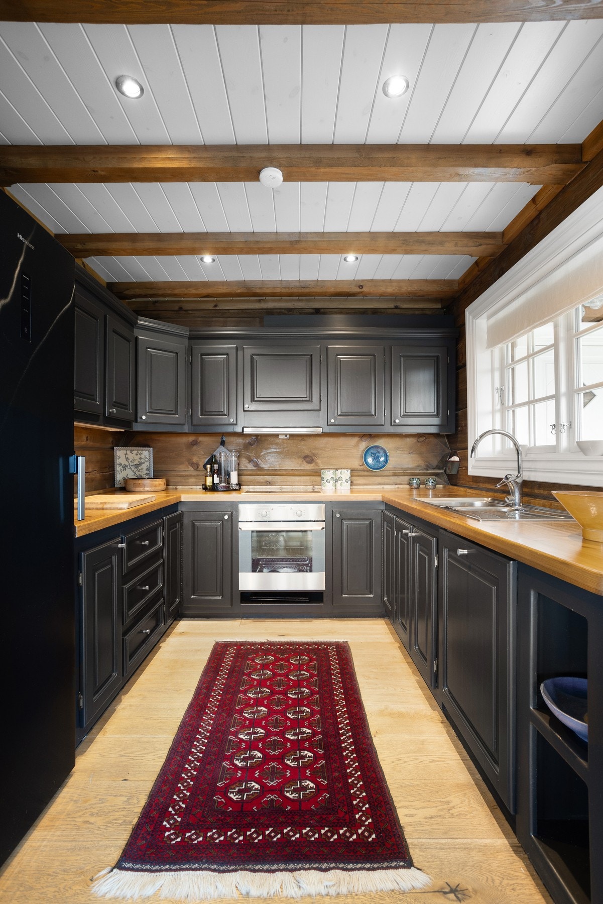 Integrerte hvitevarer som komfyr, platetopp og oppvaskmaskin. Frittstående kjøleskap Galleribilde