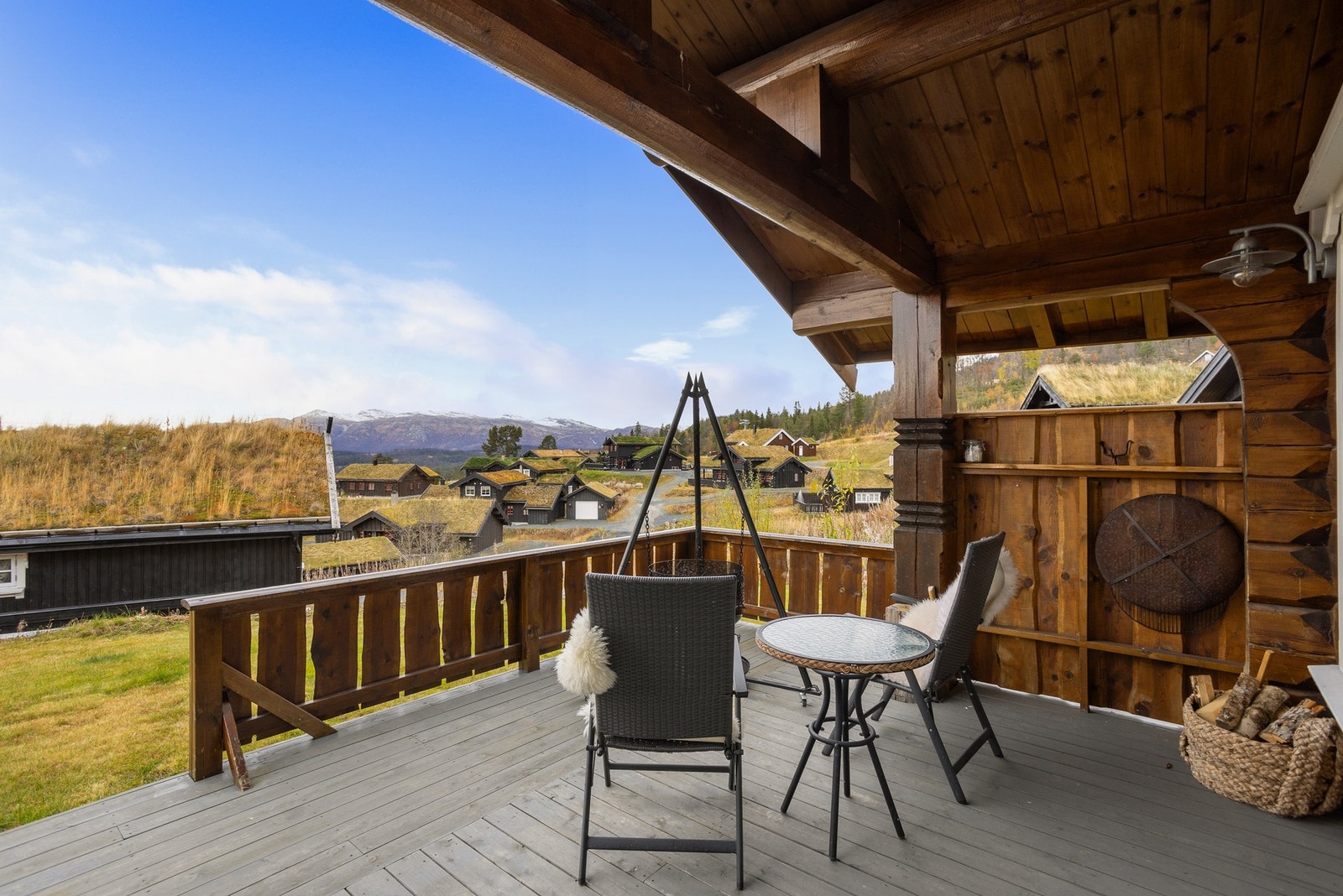 Flott utsikt til Raulandsfjell fra terrassen. Terrassen er overbygget så her kan man sitte ute selv om det skulle regne Galleribilde