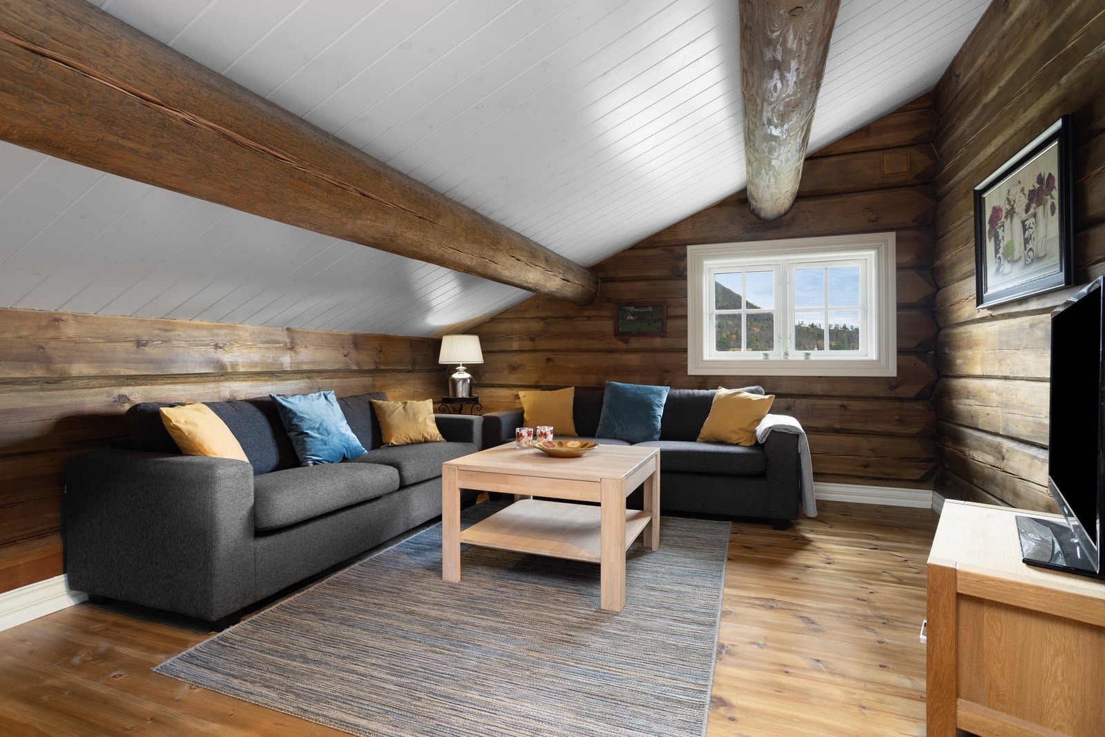 Hyggelig loftstue med god plass til innredning av sofagruppe Galleribilde