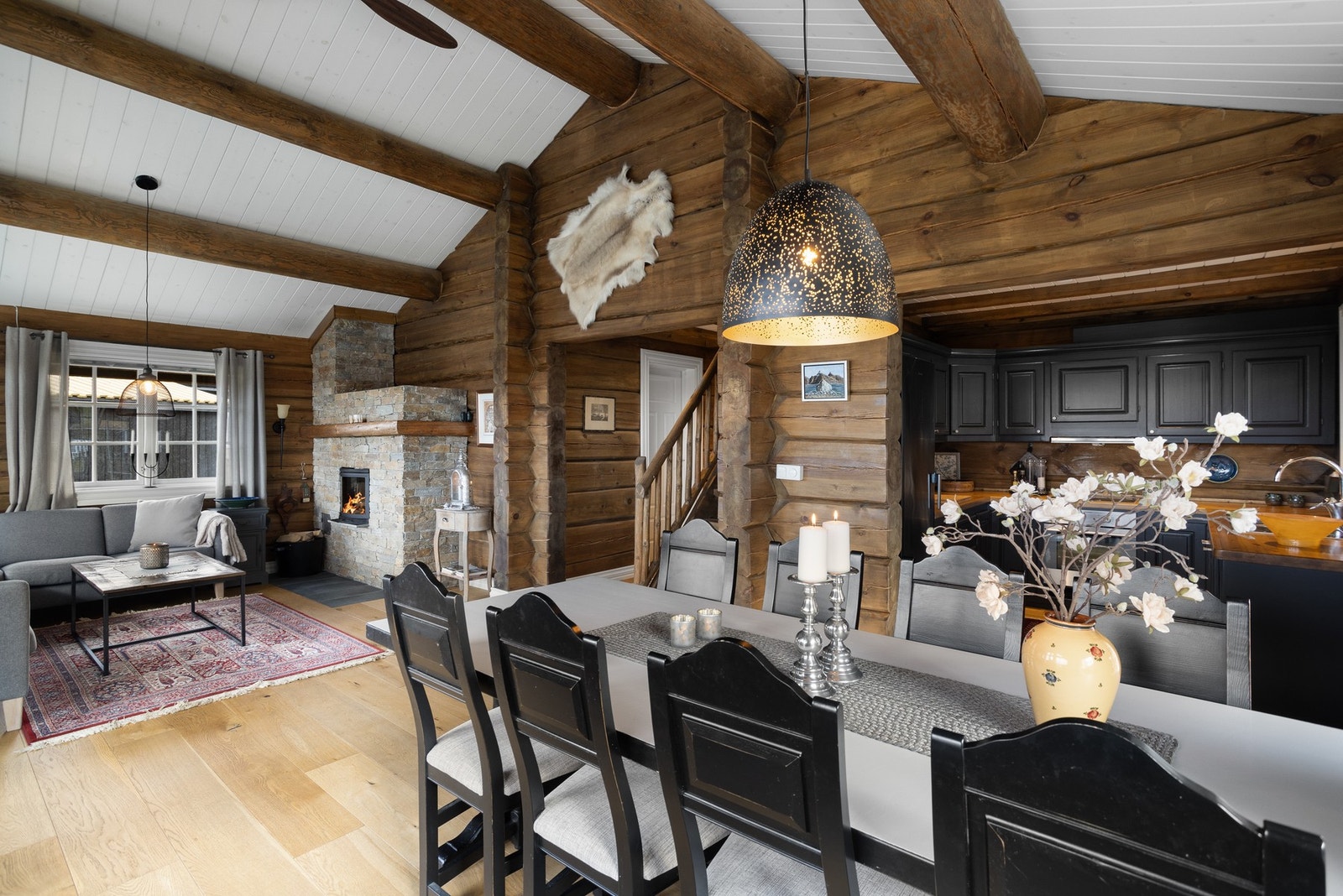 Kjøkkenet ligger praktisk og pent tilbaketrukket Galleribilde