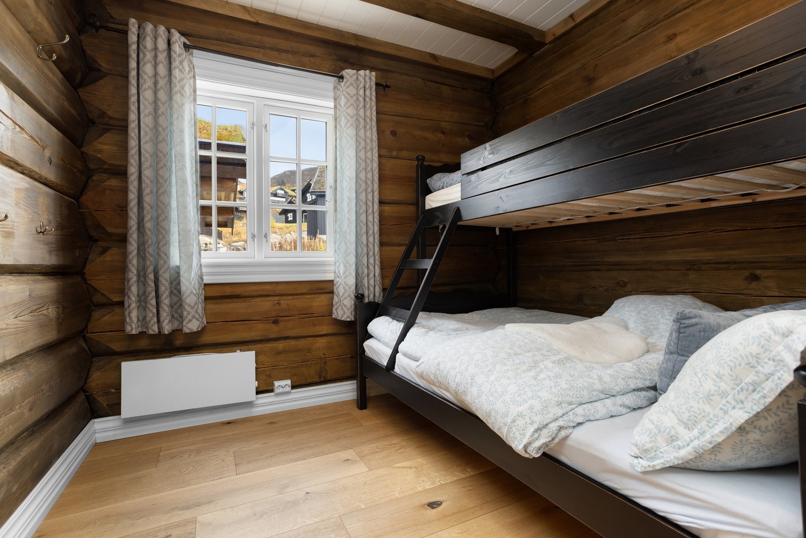 Soverom III i første etasje, innredet med familiekøyeseng Galleribilde