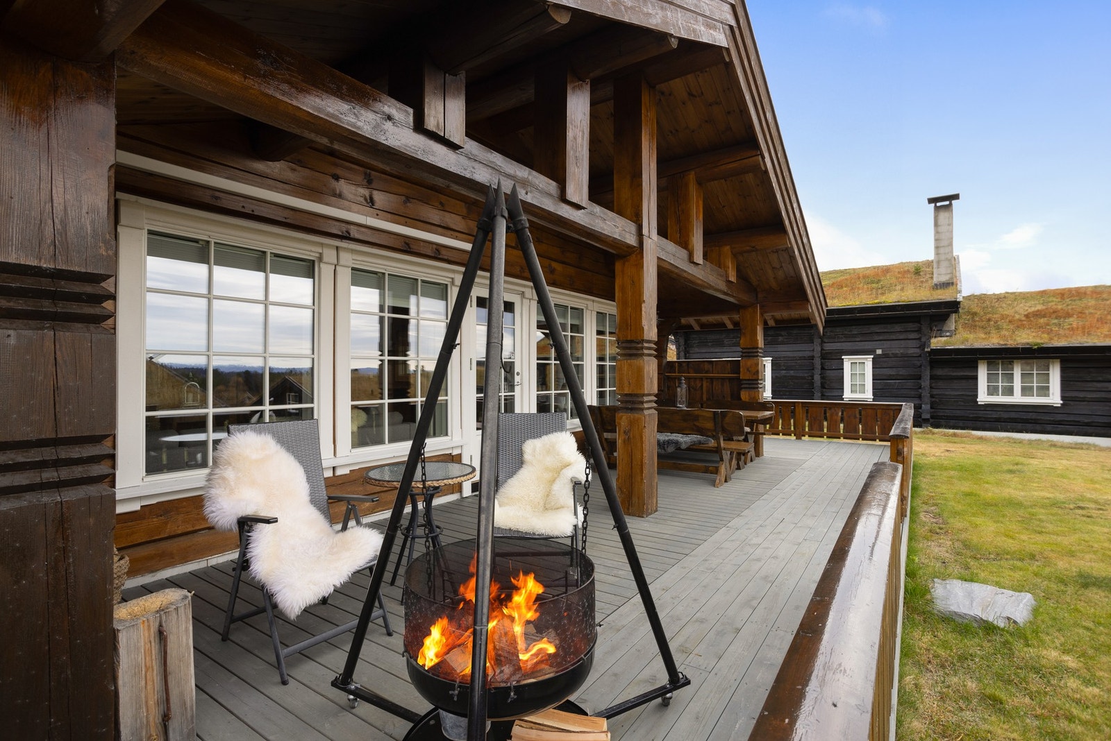 Romslig, overbygget terrasse med god plass til utemøblement Galleribilde