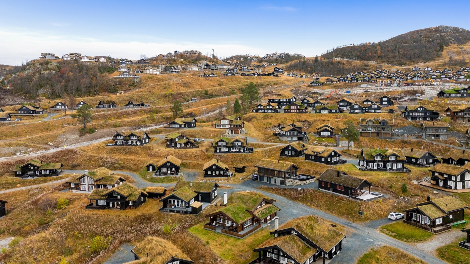 Sommerstid ligger hytta ypperlig til for fjellturer, fiske/badevann og bærplukking. Direkte fra hytta, uten å bruke bil, har man et godt utvalg av turstier, toppturer og fiskevann Galleribilde