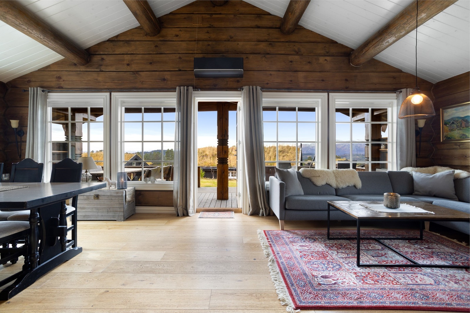 Nydelig, romslig stue med god plass til møblering av sofa- og spisegruppe Galleribilde