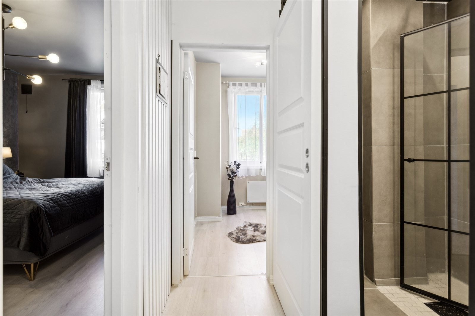 Innenfor hoveddøren gir entreen et meget godt førsteinntrykk, og som får deg til å følge deg hjemme fra første stund. Galleribilde