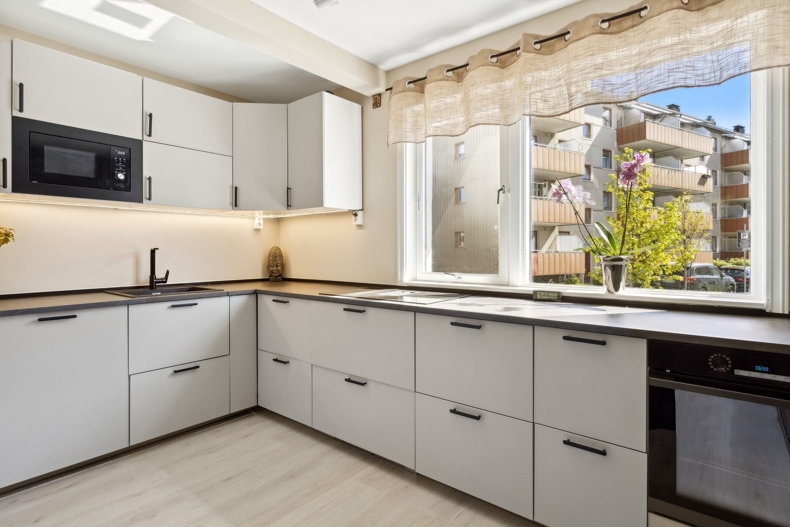 !Stilrent kjøkken med innredning med folierte skrog med slette fronter og laminert benkeplate. De slette frontene gir et rent og tidløst uttrykk. Galleribilde