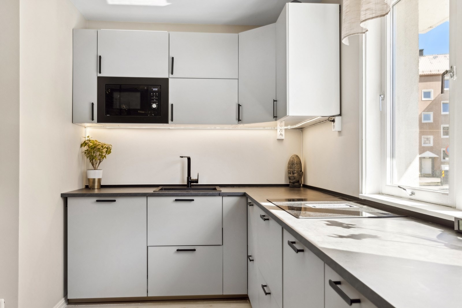 Kjøkkenet har godt med skap- og benkeplass. Galleribilde