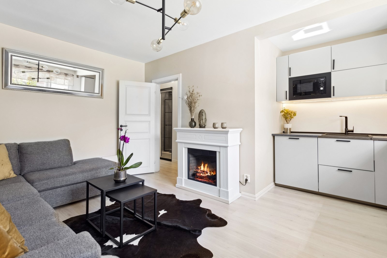 Her får du en leilighet med en åpen, lys og praktisk planløsning. Lave felleskostnader med kr. 2 200,- pr. mnd. Galleribilde