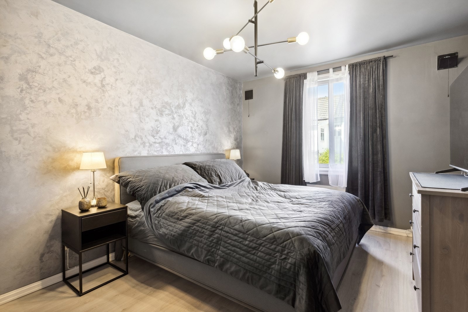 Flott soverom (13,2 m²) i dus og tidsriktig farge som gir rommet en god atmosfære. Galleribilde