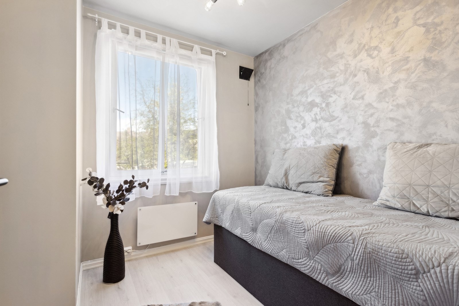 Lyst og pent soverom/gjesterom. Galleribilde