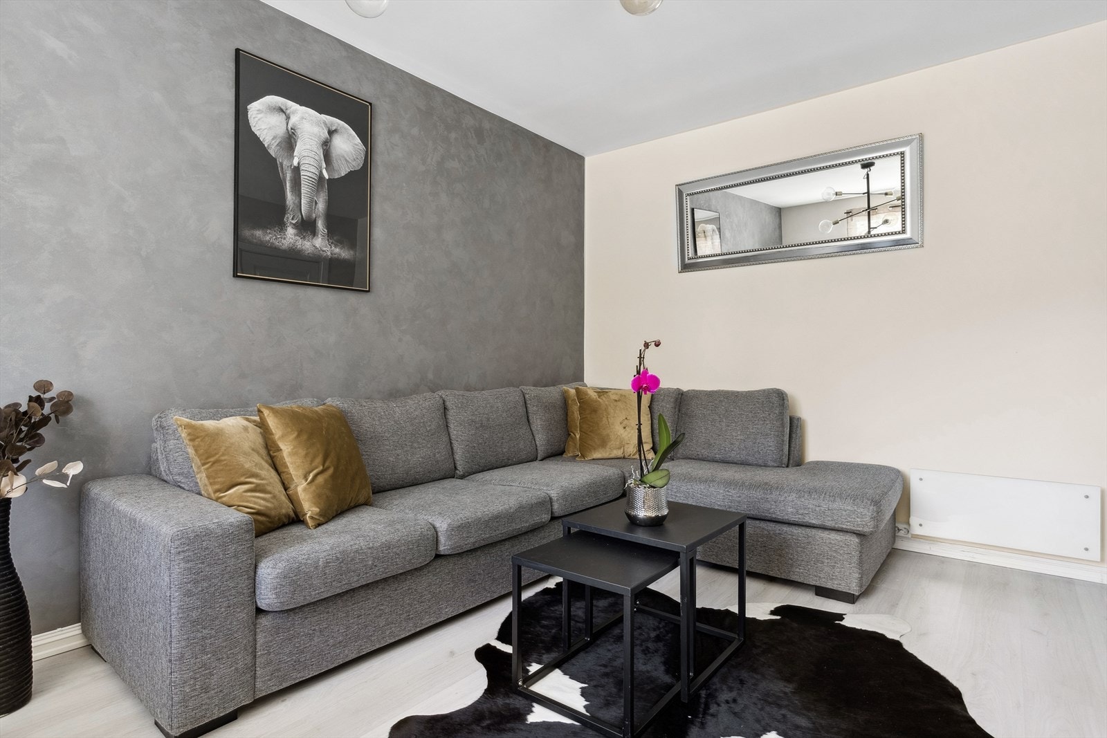 Lys og trivelig stue med god plass til sofagruppe. Galleribilde