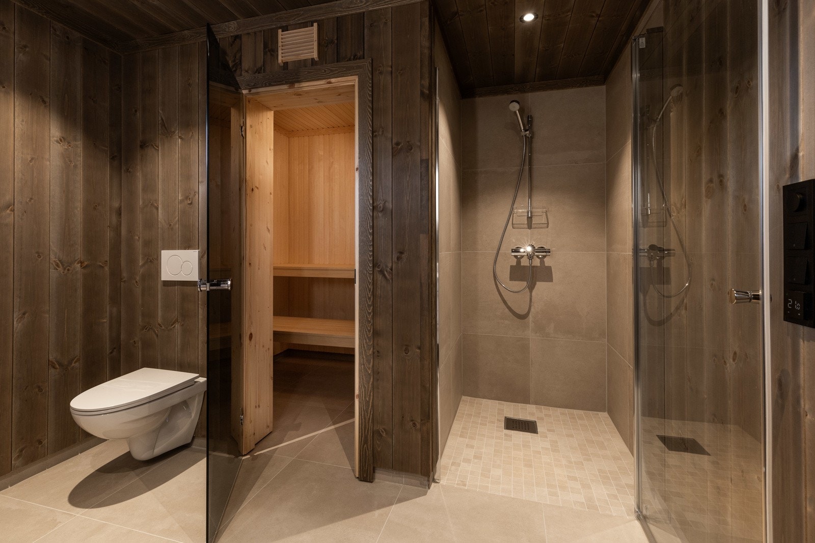 Her er det påkostet bad med bastu. Galleribilde