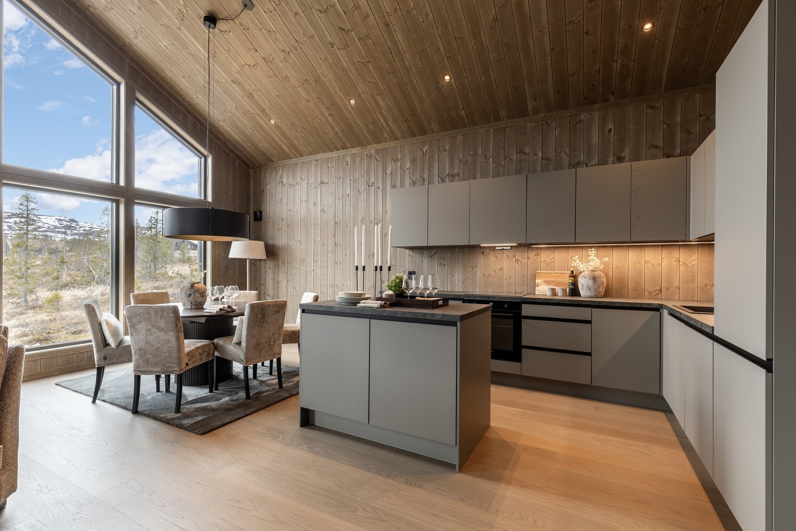 Hytta har kjøkken fra KEO modell touch med glate fronter og energieffektive hvitevarer. Galleribilde