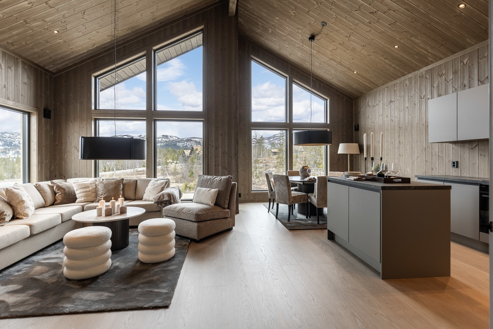 Hytta er en perfekt familiehytte med 2 bad og 3 soverom i 1. etasje + hemsrom. Galleribilde