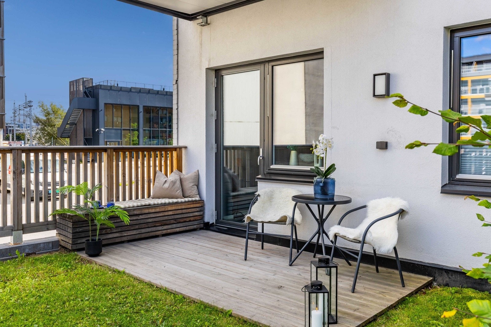 Innbydende markterrasse med god plass til både avslapning og sosiale sammenkomster. Galleribilde