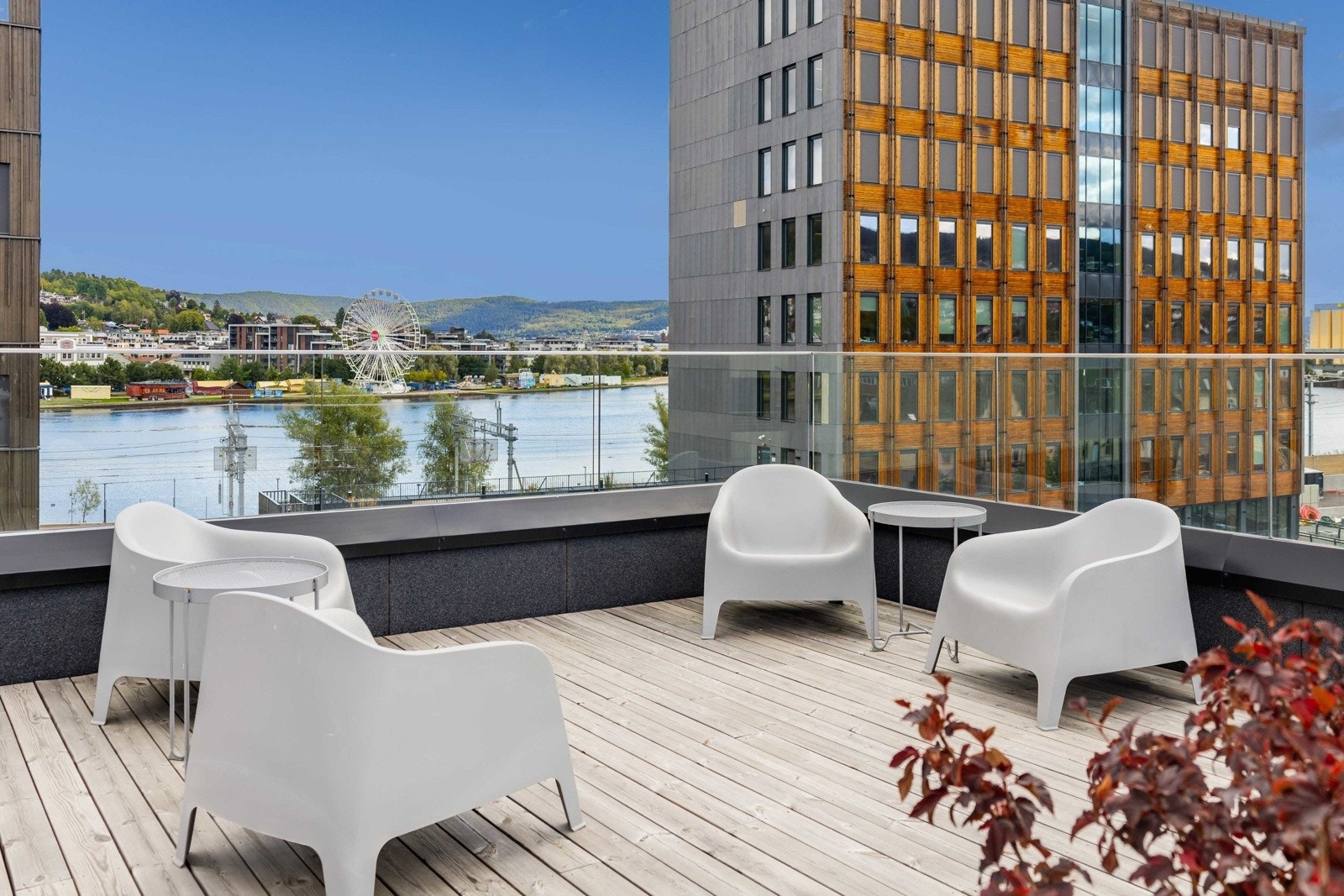 Her nyter du morgenkaffen med utsikt over byen, eller samle gode venner til lange sommerkvelder. Galleribilde