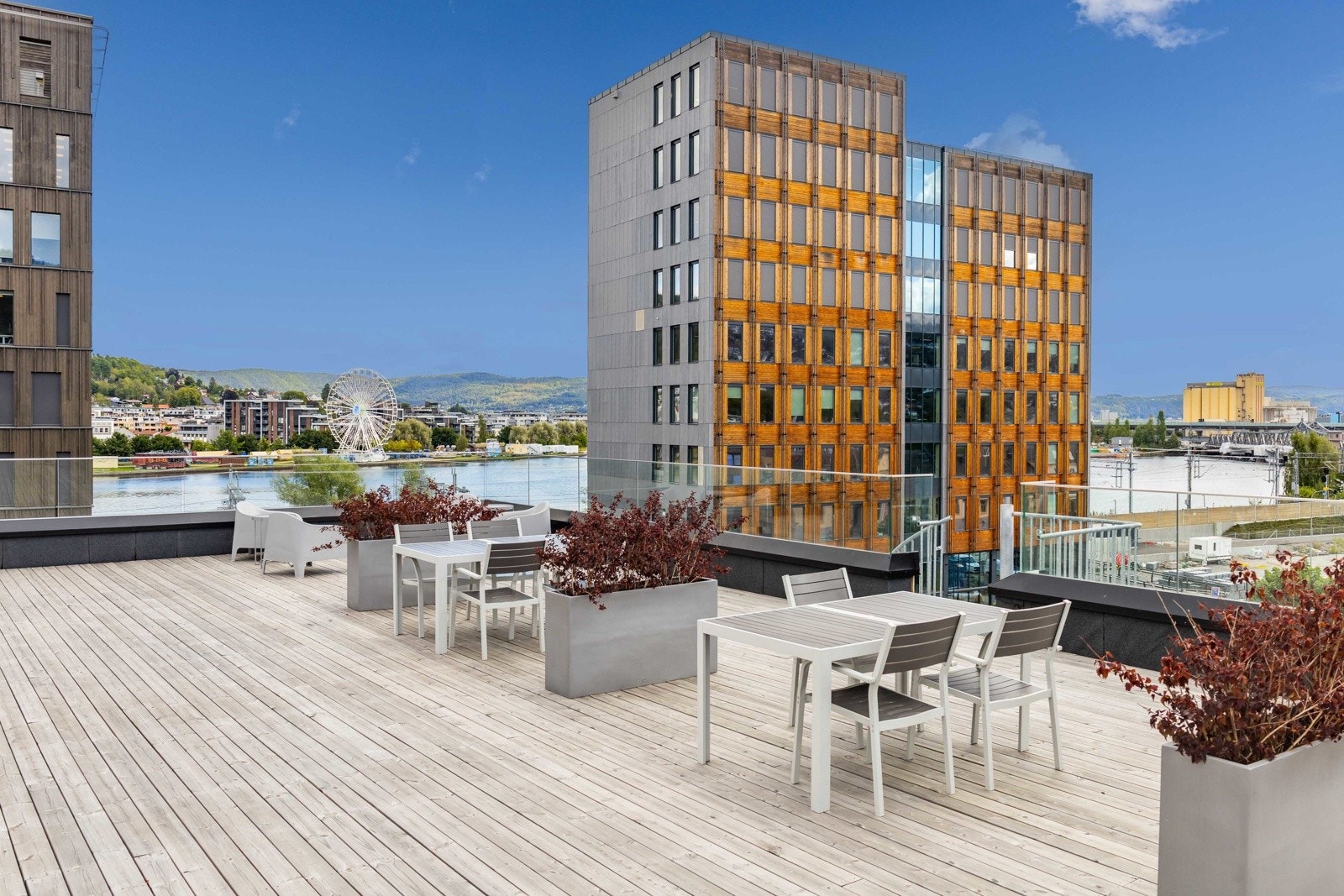 Stor takterrasse gir et ekstra uterom. En sjelden bonus som løfter bokvaliteten. Galleribilde