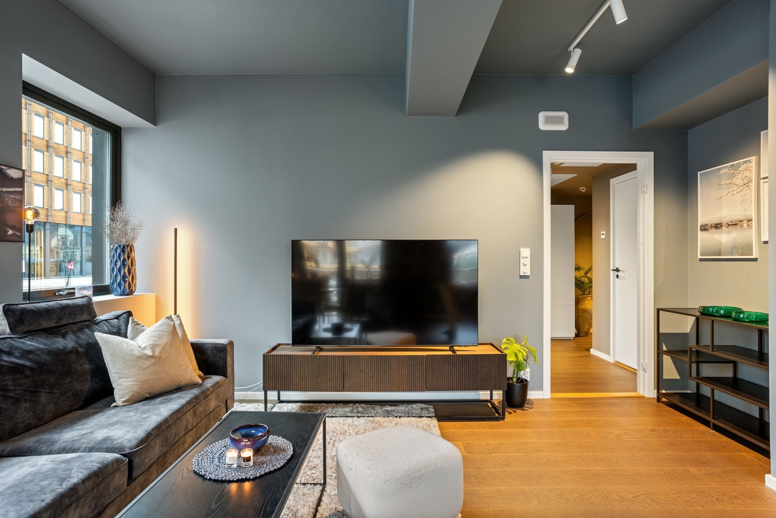 Elegant og innbydende stue med eksklusive detaljer, rikelig lysinnslipp og god plass til både avslapning og sosiale sammenkomster. Galleribilde