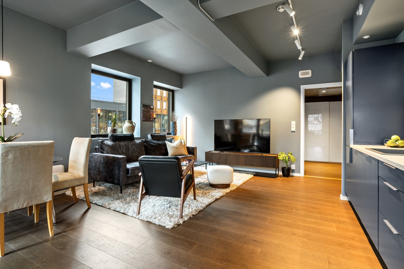 Stor stue med god plass til spisestue og salong | generøs takhøyde på hele 2,80 meter Galleribilde