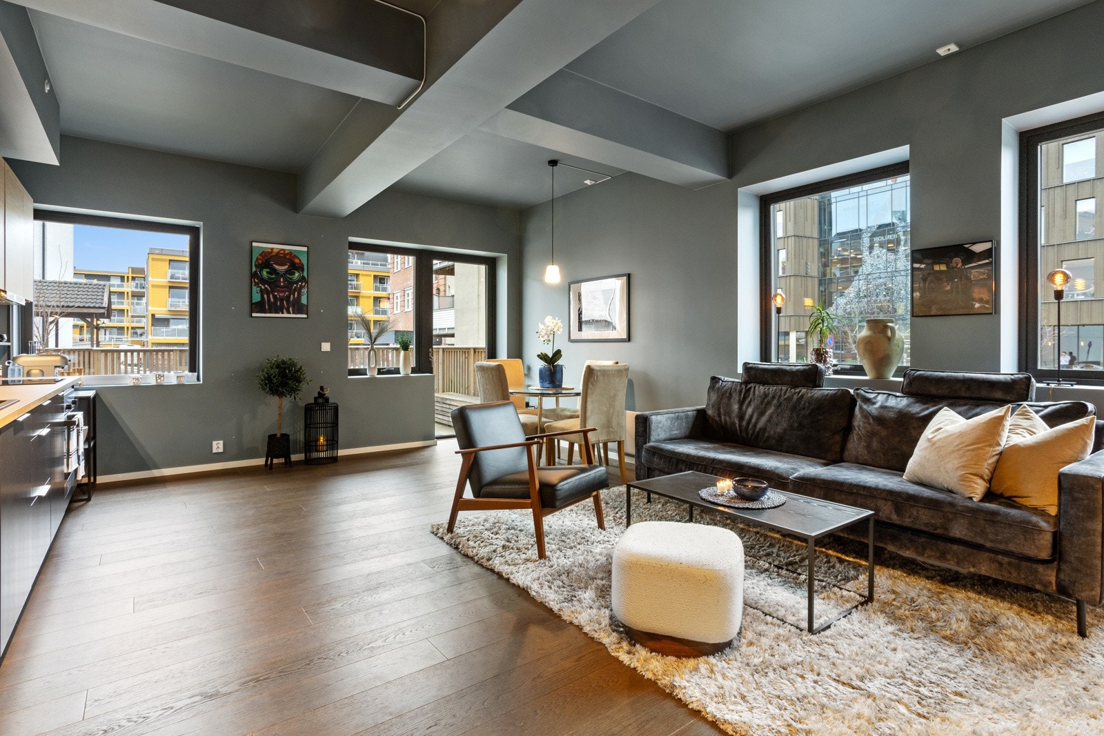 Nyere ende-/hjørneleilighet med store vinduer på to sider og utsikt mot elva | spennende takutforming med generøs takhøyde Galleribilde