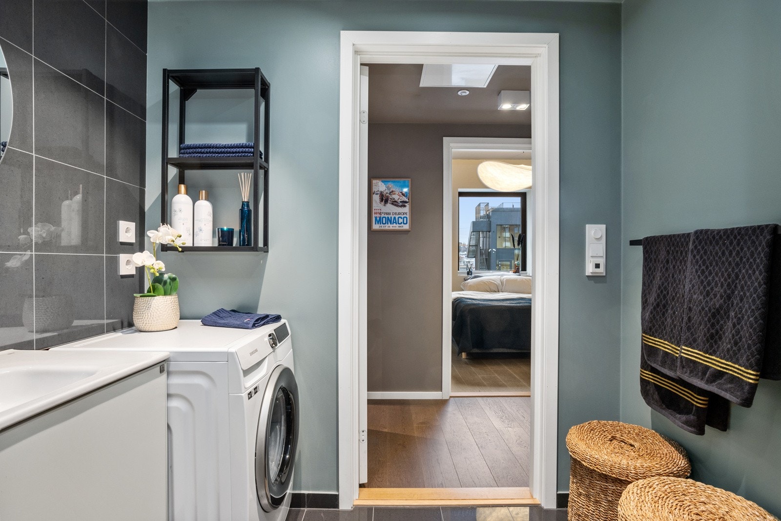 Delikat bad med praktisk innredning, integrert vaskesøyle og tidsriktige materialvalg. En kombinasjon av stil og funksjon. Galleribilde