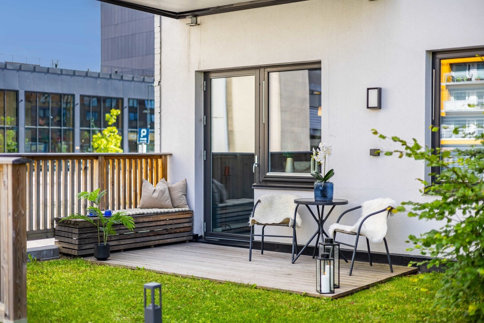 Innbydende markterrasse med grønne omgivelser. Et herlig uteområde for både rolige stunder og hyggelige sammenkomster. Galleribilde