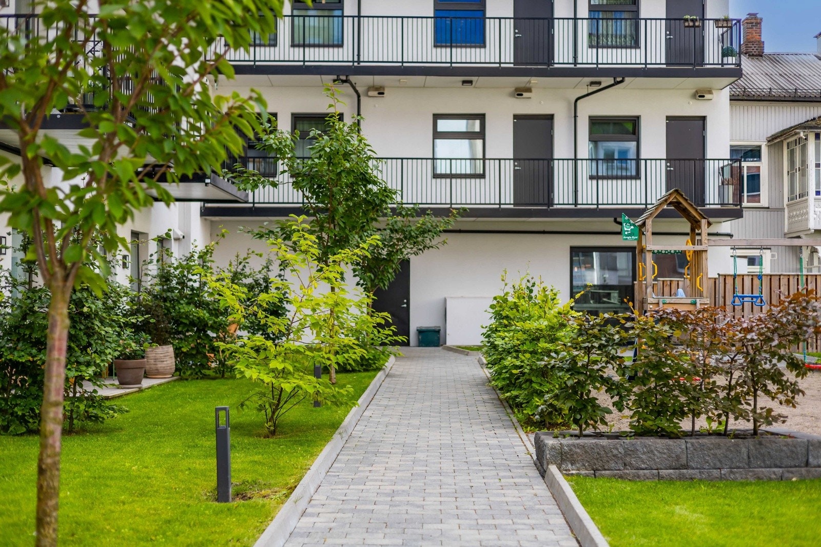 Velstelt uteområde med frodige grøntarealer og lune soner som gir nabolaget ekstra kvalitet. Galleribilde