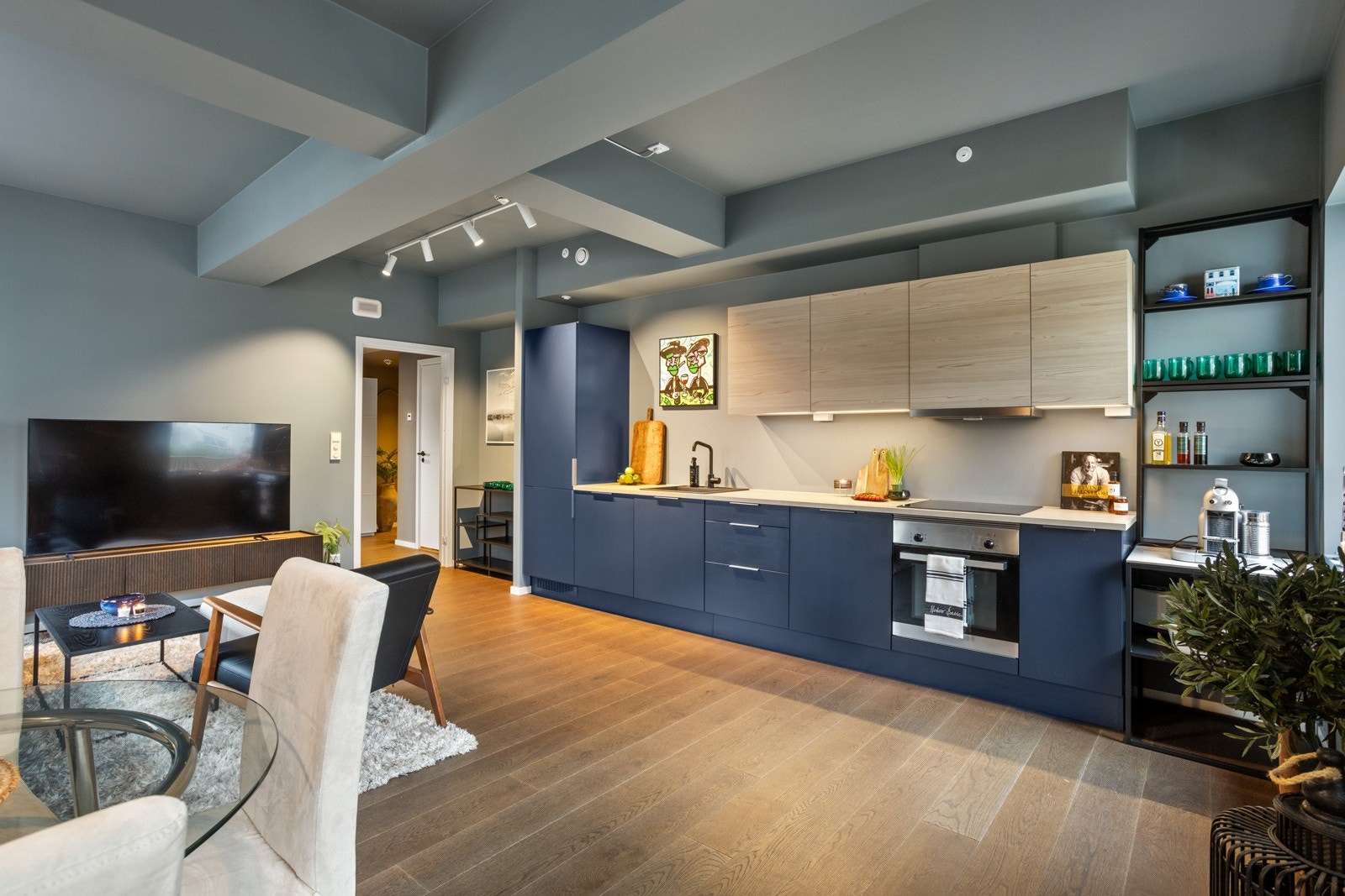 Lys og romslig stue med moderne kjøkken i stilfulle farger. Perfekt for både hverdagsliv og hyggelige kvelder. Galleribilde