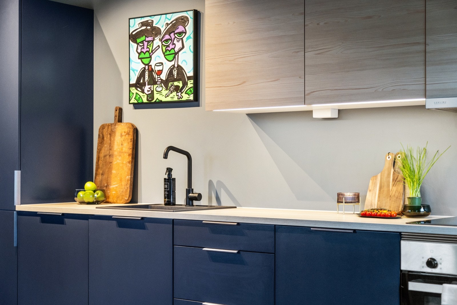 Moderne kjøkken med elegante fronter og tidløse materialvalg. En stilfull kombinasjon av funksjon og design. Galleribilde