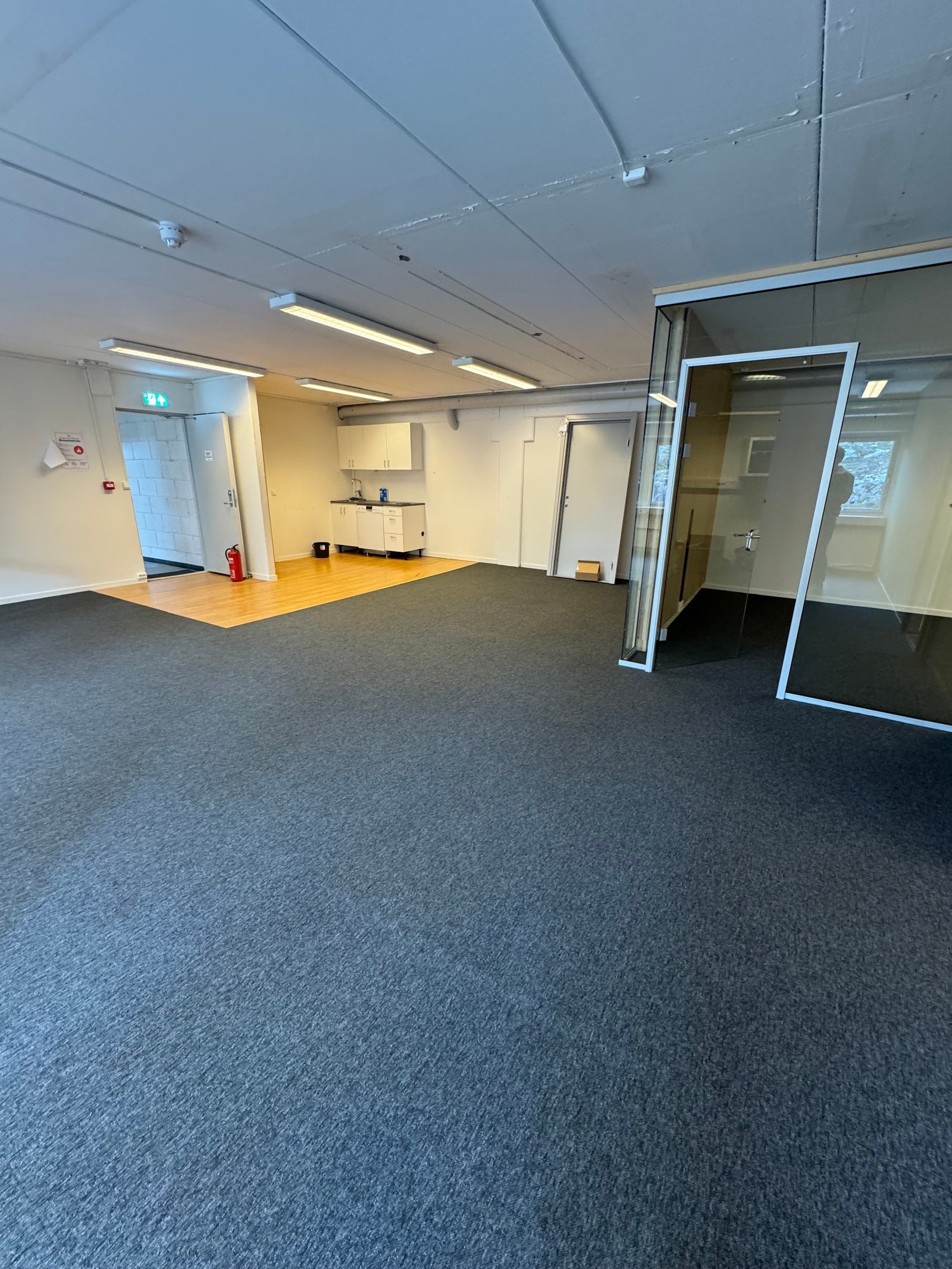 Lokalet er i 2. etasje (122,3kvm) har bad med toalett og dusj, kjøkkenløsning og møterom. (nylig pusset opp) Galleribilde