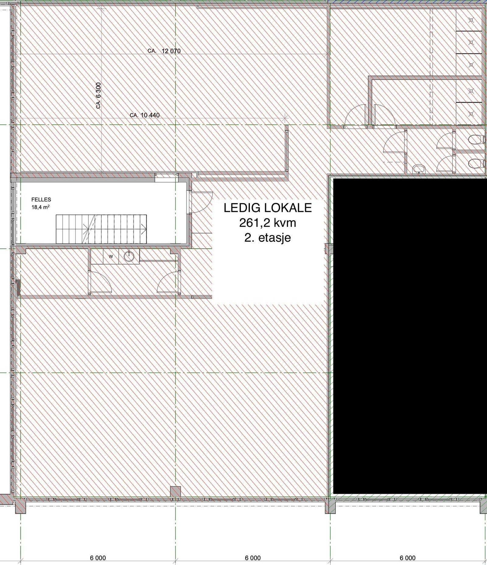 Lokalet er i 2. etasje (261,2kvm) har to toalett, men ikke komplett ferdig! (Oppussing kan gjøres av leietaker eller eier etter avtale)
Det er muligheter for å endre planløsning! Galleribilde