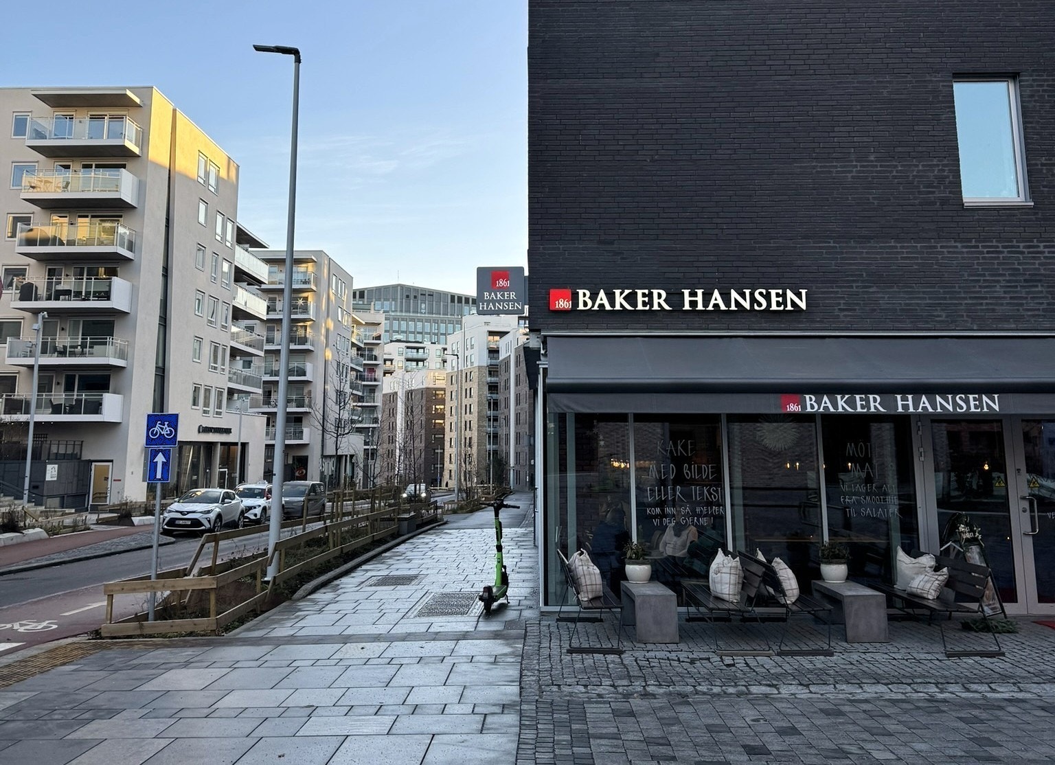 Hyggelig nærområde med flere cafeer i gaten. Galleribilde