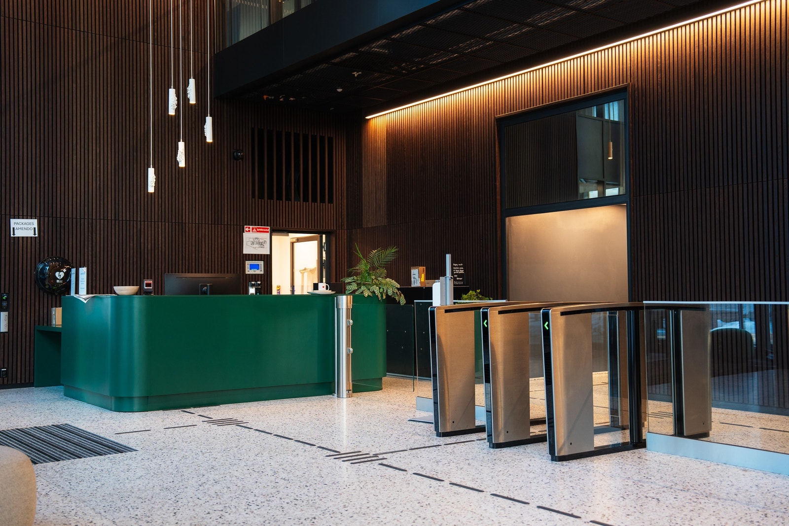 Bemannet resepsjon. Galleribilde