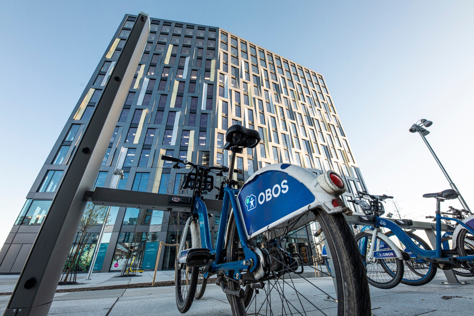 Moderne bygg og godt tilrettelagt spesielt for sykkeladkomst. Galleribilde