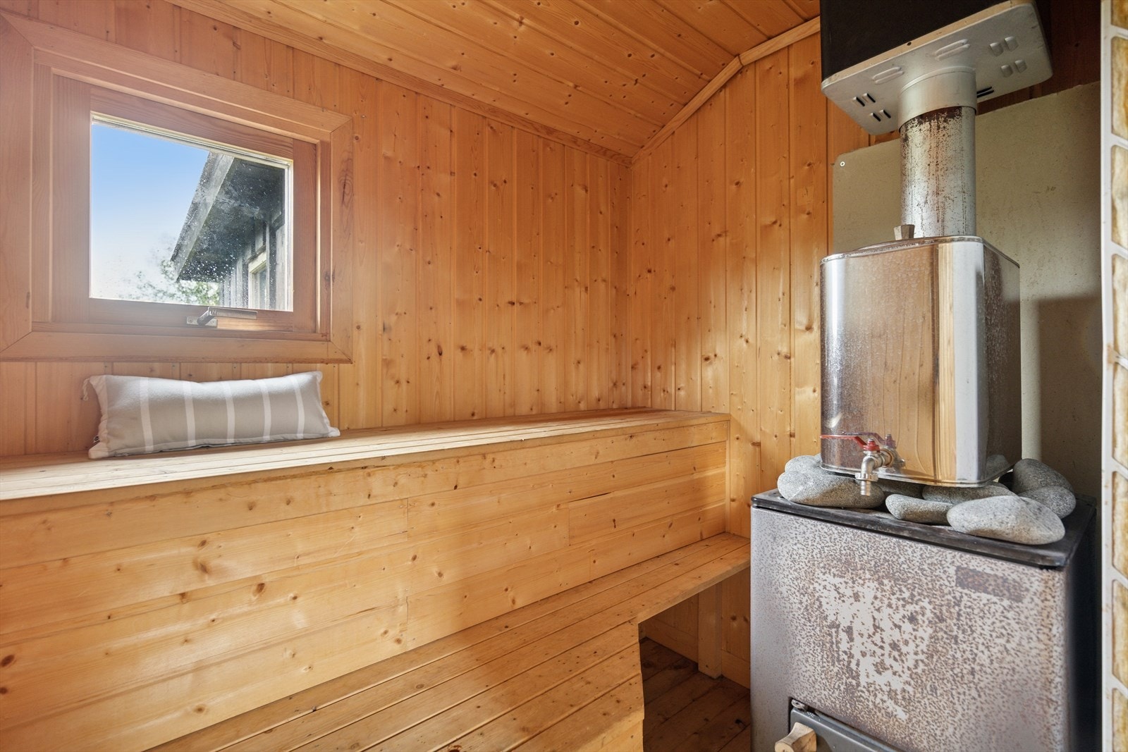 Badstue i uthus med vedfyrt ovn. Galleribilde