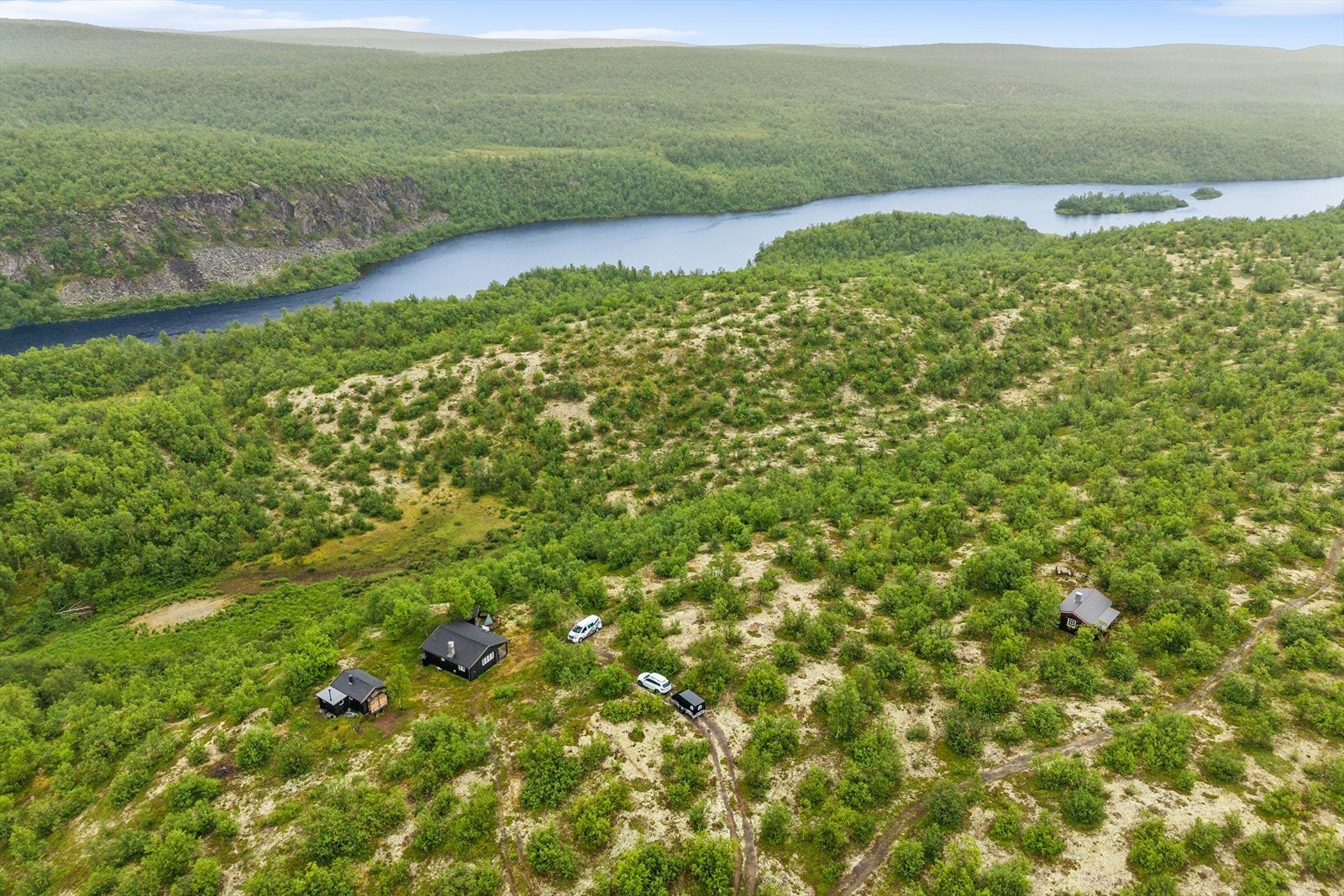 Det er scooterløyper i området, se kart her: www.nordatlas.no/loyper. Galleribilde