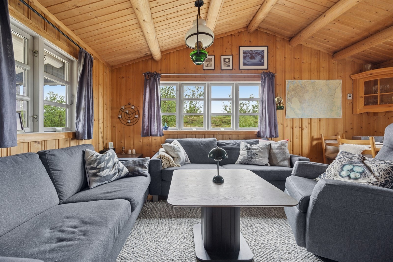 Innvendige overflater består av Gulv: Tre/furugulv Vegger: Trepanel Himling: Trepanel. Galleribilde