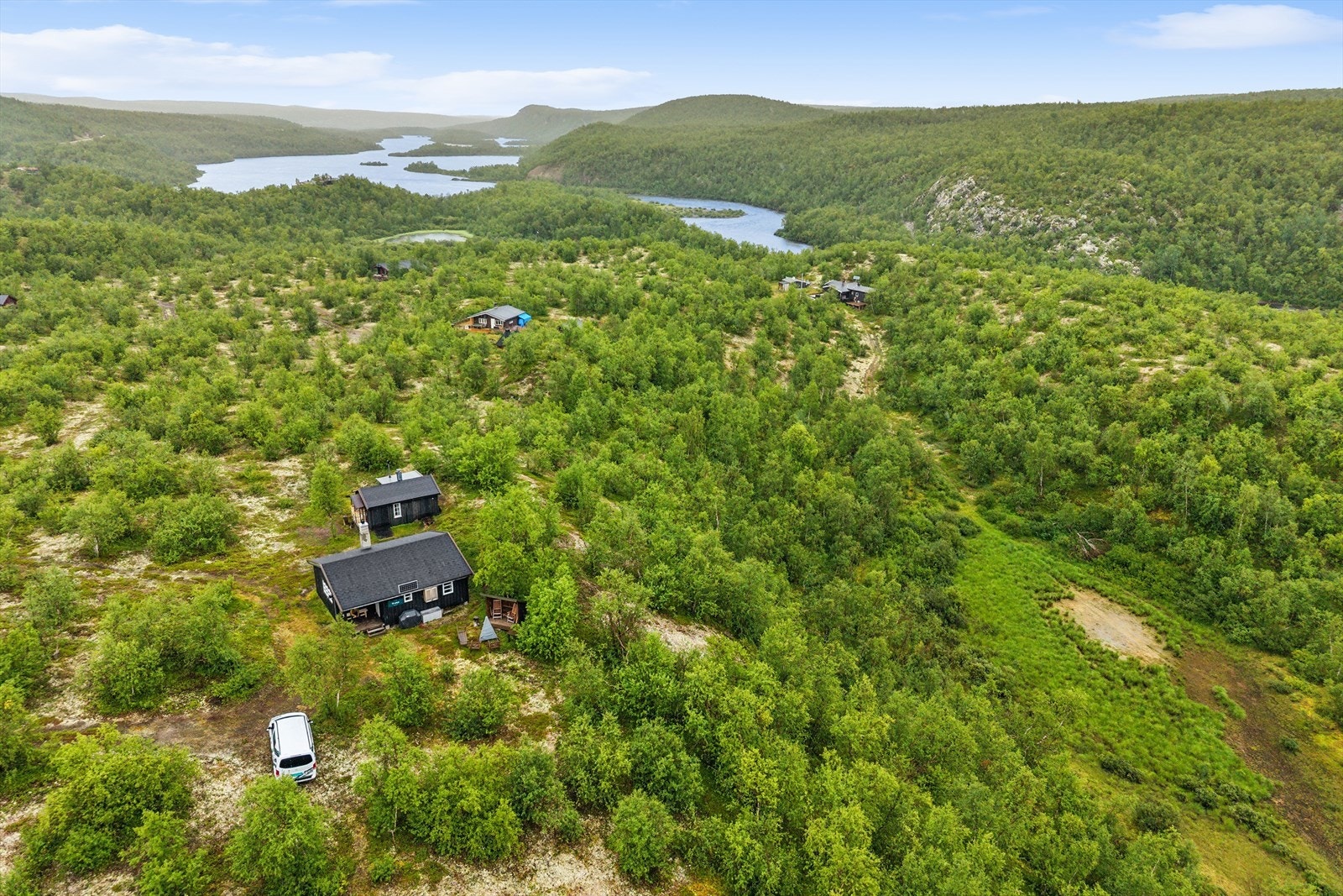 Her får du en praktisk fritidsbolig i naturskjønne omgivelser med gode muligheter for jakt. Galleribilde