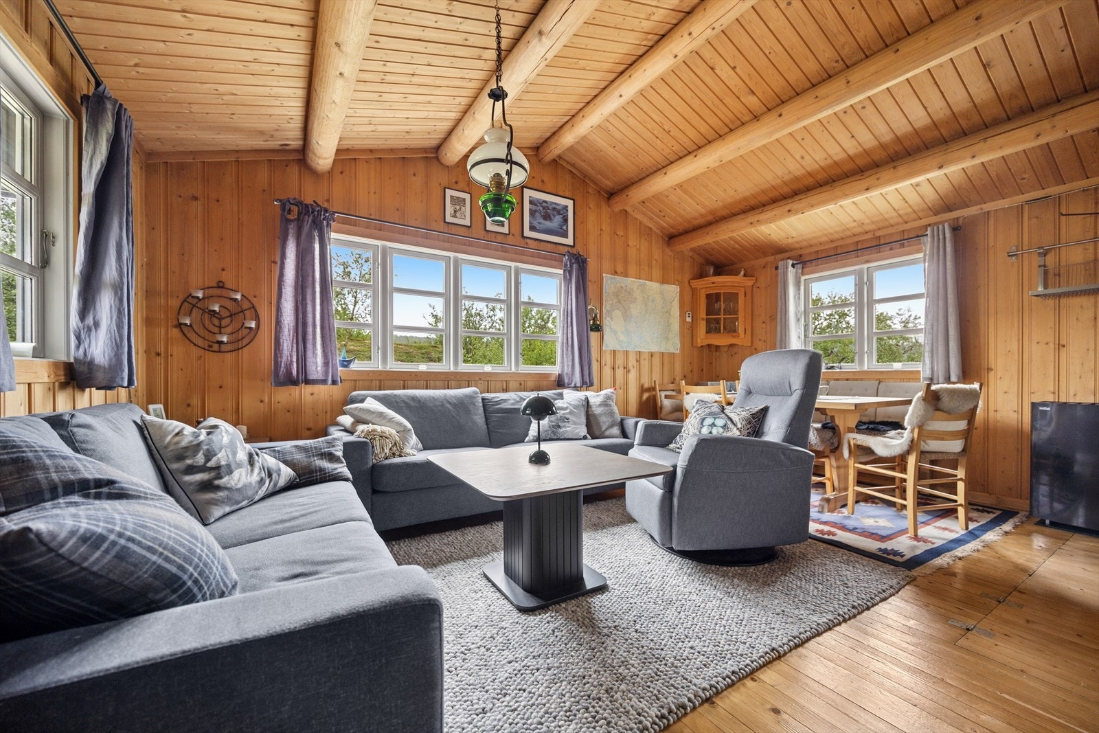 Store flotte vindusflater som slipper inn bra med naturlig lys. Galleribilde