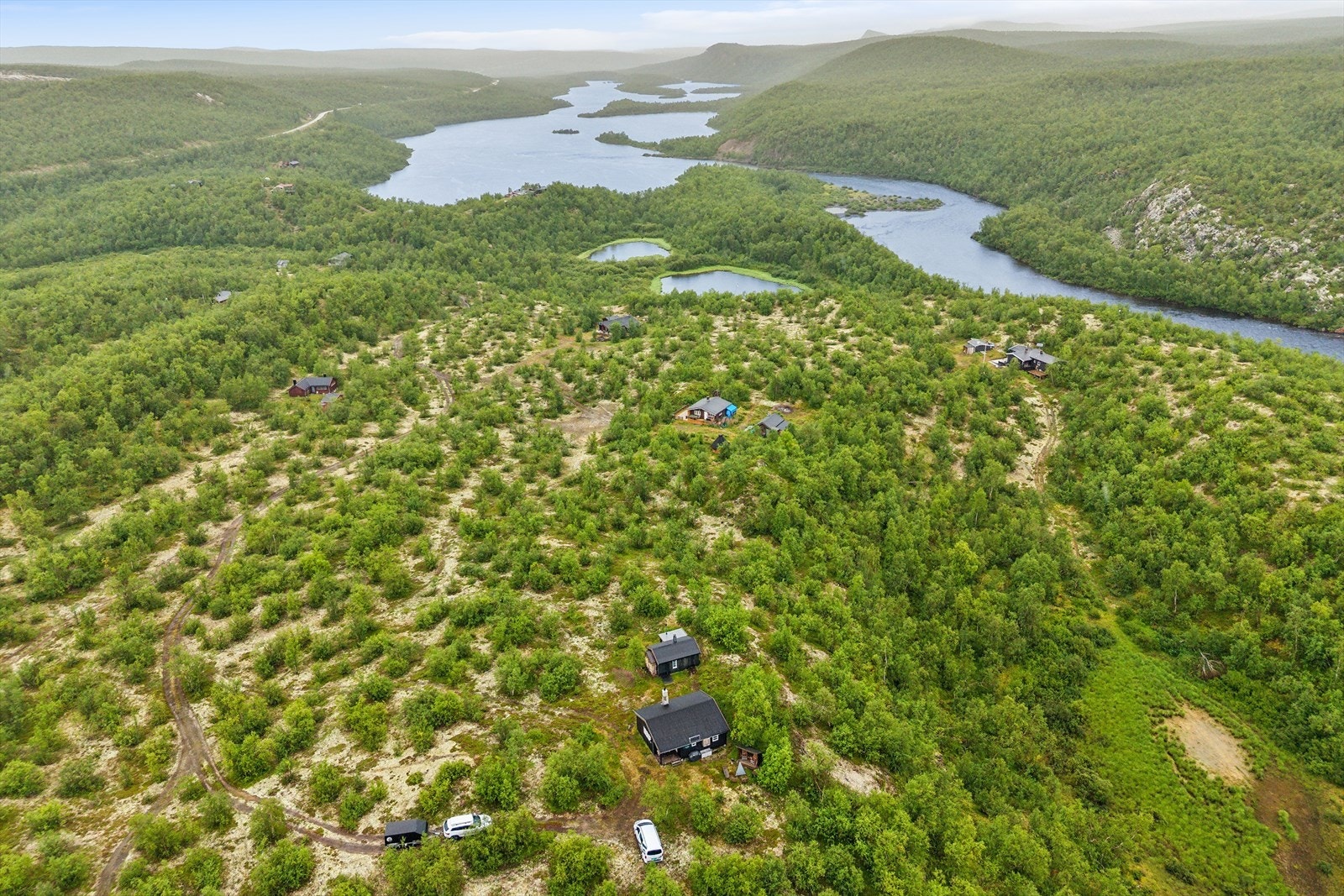 Hytta har en fin beliggenhet i høyden med gode solforhold og utsikt utover mot Kautokeinoelva og Habatjavri og området rundt. Habatjavri hyttefelt som er et stille og rolig hytteområde, som ligger kun 7,5 mil fra Alta. Galleribilde