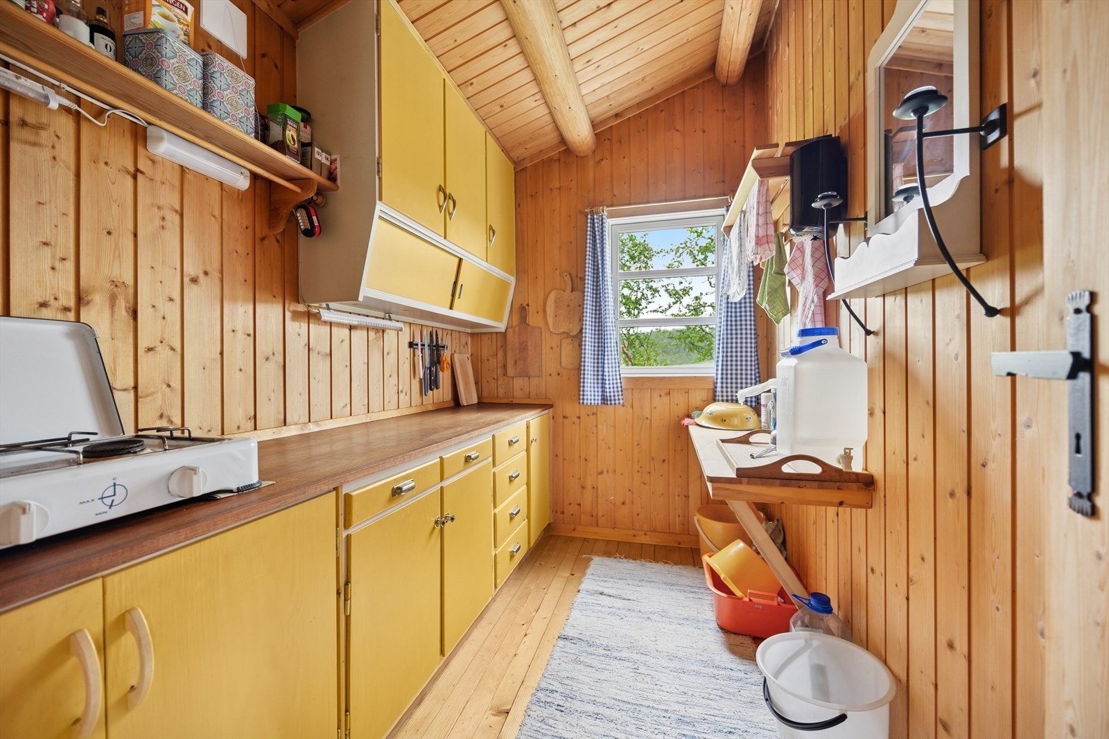 Det er god med skap- og benkeplass. Galleribilde