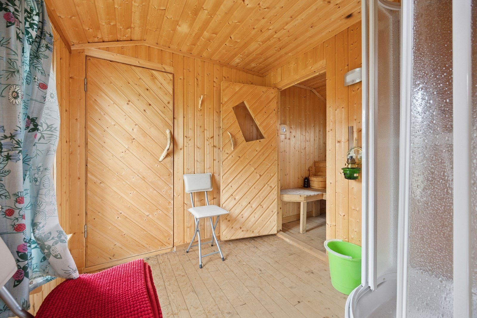 Rom i uthus med dusjkabinett og vanntank. Galleribilde