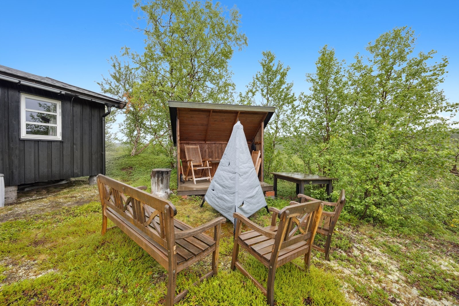 Bygd en liten terrasse med overbygg, her kan man nyte sene kvelder i godt selskap. Galleribilde