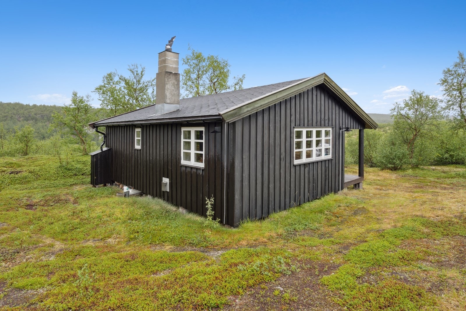 Beskrevne fritidsbolig består av hytte og uthus i naturskjønne omgivelser. Galleribilde