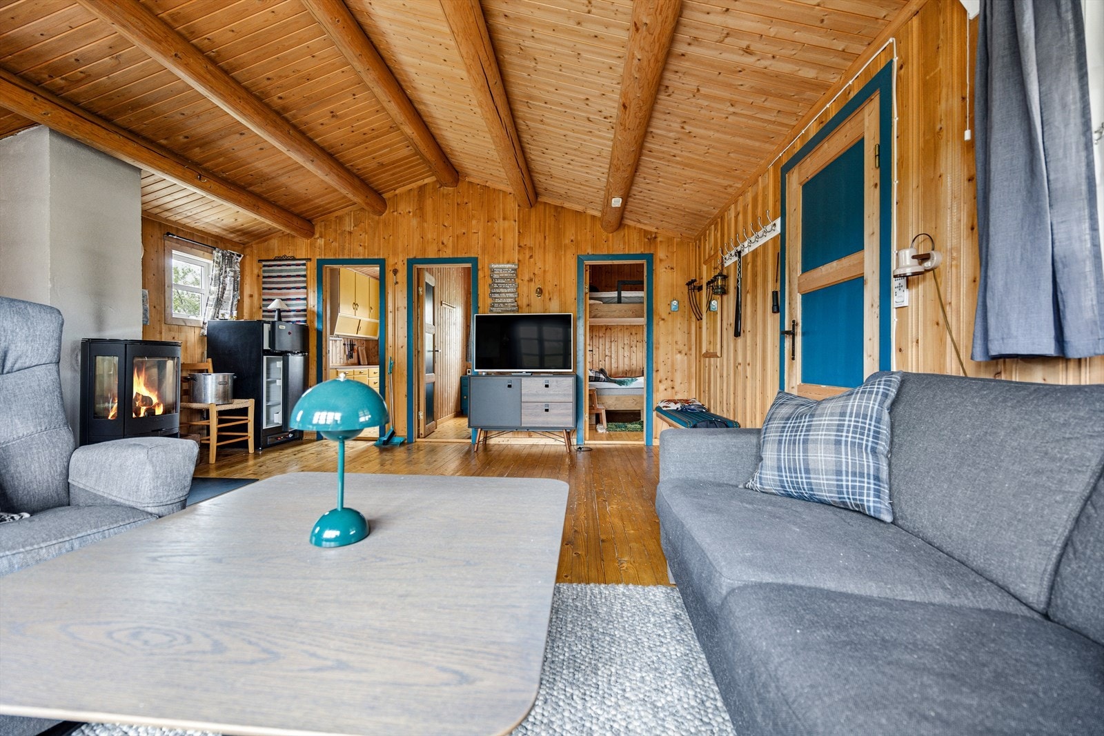 Romslig stue med gode møbleringsmuligheter og vedovn. Galleribilde