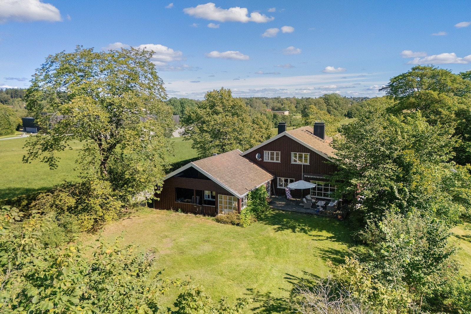 Tomten er ca 3,7 mål. Her får du det beste av både natur og sentral beliggenhet. Galleribilde