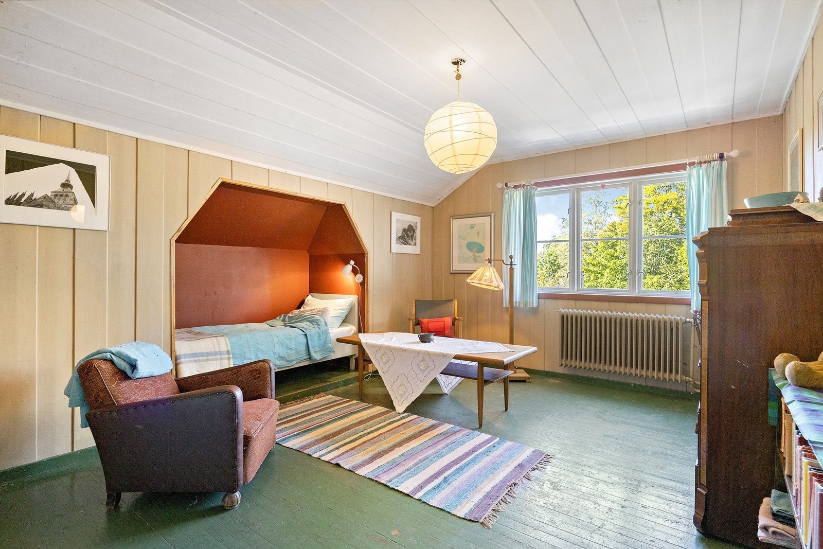 Et stort, deilig rom med sovealkove. Galleribilde